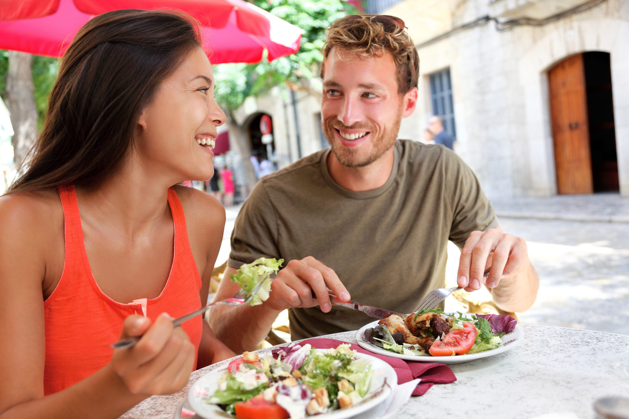 Abnehmen und auswärts Essen? Hier gibt es die besten Tipps! Abnehmen und auswärts Essen? Hier gibt es die besten Tipps!