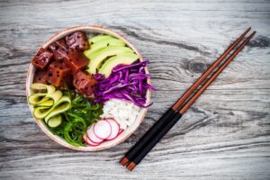 Thunfisch-Poke Bowl mit Gemüse, Seealgen-Salat und Reis