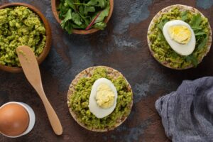 Reiswaffeln mit Avocado-Erbsen-Guacamole Reiswaffeln mit Avocado-Erbsen-Guacamole