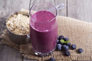 Smoothie mit Blaubeeren, Chiasamen und Haferflocken Smoothie mit Blaubeeren, Chiasamen und Haferflocken