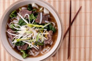 Rindfleischsuppe asiatisch mit Sprossen, Mangold und Glasnudeln Rindfleischsuppe asiatisch mit Sprossen, Mangold und Glasnudeln