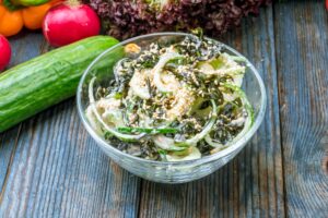Salat mit Gurken-Gemüsenudeln und Mangold