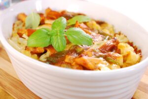 Auflauf mit Räuchertofu, Blumenkohl, Paprika und Käse