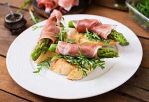 Vollkornbaguette mit Spargel im Prosciutto-Mantel Vollkornbaguette mit Spargel im Prosciutto-Mantel