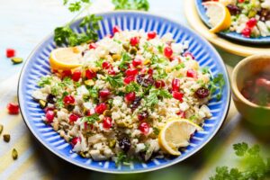 Blumenkohlreis mit Granatapfelkernen, Pistazien und Petersilie Blumenkohlreis mit Granatapfelkernen, Pistazien und Petersilie