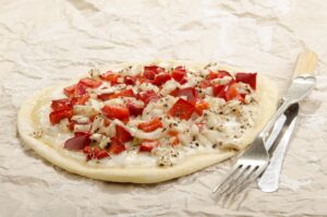 Dinkel-Flammkuchen mit Zwiebeln und Paprika