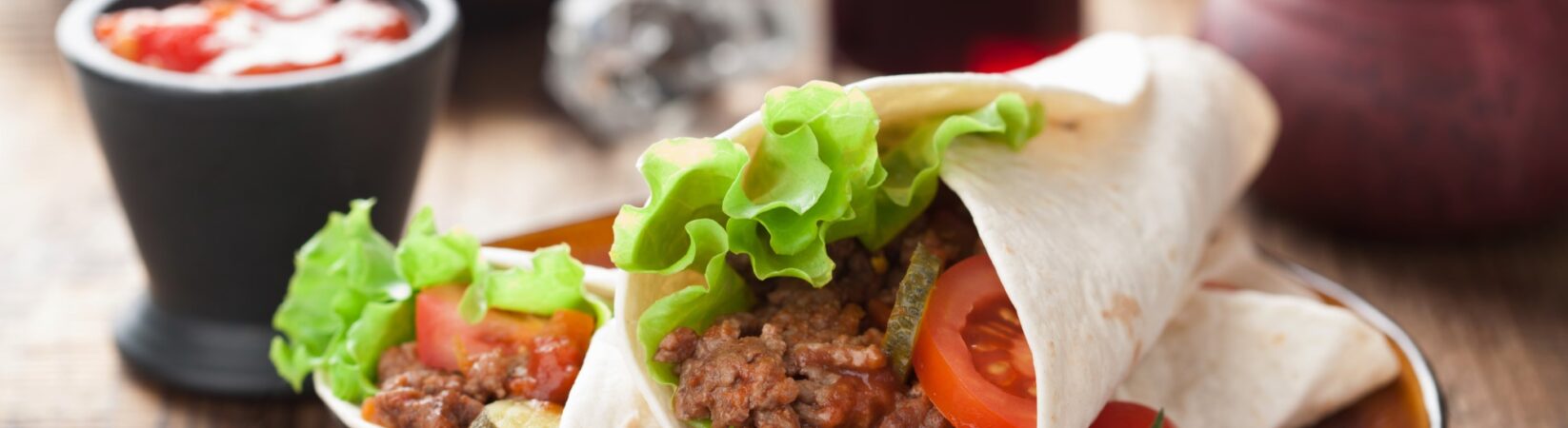 Wrap mit Hackfleisch, Tomaten, Gewürzgurke und Salat Wrap mit Hackfleisch, Tomaten, Gewürzgurke und Salat