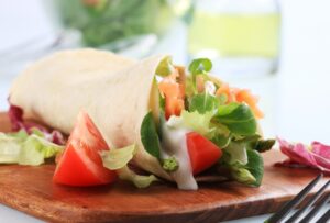 Wrap mit Lachs, Tomate, Gurke und Salat