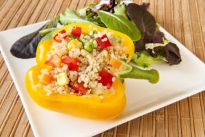 Gefüllte Paprika mit Quinoa, Mais und Erbsen