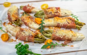 Gefüllter Chicoree mit Frischkäse-Füllung im Schinkenmantel