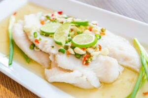 Pochierter Seelachs mit Baby-Kartoffeln und Gemüse