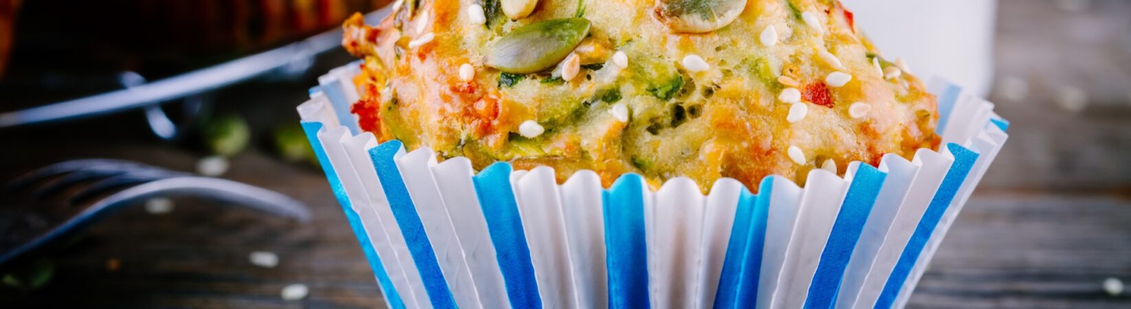 Zucchinimuffins mit Kürbiskernen und Sesam Zucchinimuffins mit Kürbiskernen und Sesam