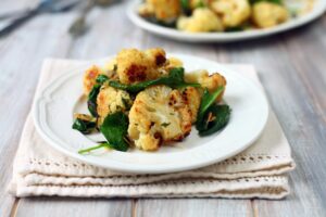Gerösteter Blumenkohl mit Spinat Gerösteter Blumenkohl mit Spinat