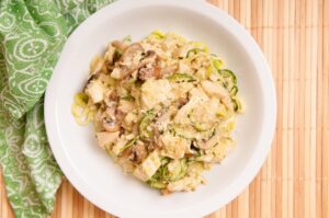 Hühnchen mit Zoodles in Champignon-Parmesan-Sauce
