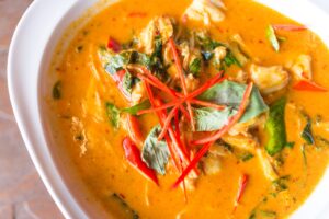 Garnelensuppe mit Kokosmilch, Paprika und Zucchini