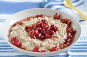 Mandelmilch-Porridge mit heißen Kirschen