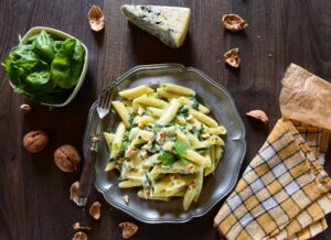One-Pot-Pasta mit Soja-Hack und Spinat-Sahne-Sauce