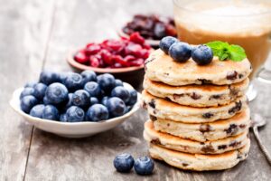 Pancake mit Blaubeeren und Cranberries