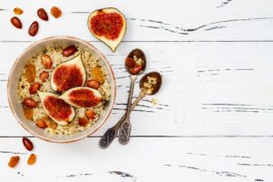 Feigen-Quinoa mit Mandeln und Rosinen