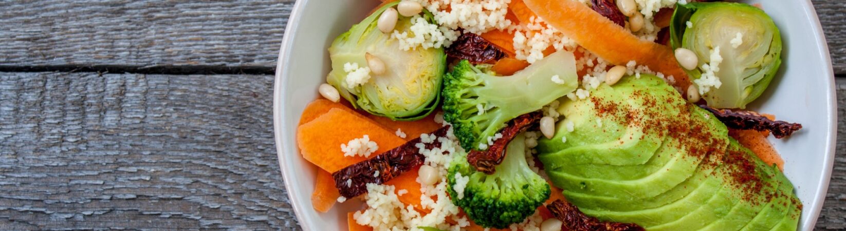 Salat Bowl mit Couscous, Avocado und Brokkoli Salat Bowl mit Couscous, Avocado und Brokkoli