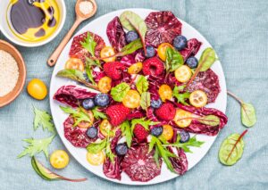 Salat mit Blutorange, Himbeeren und Tomaten