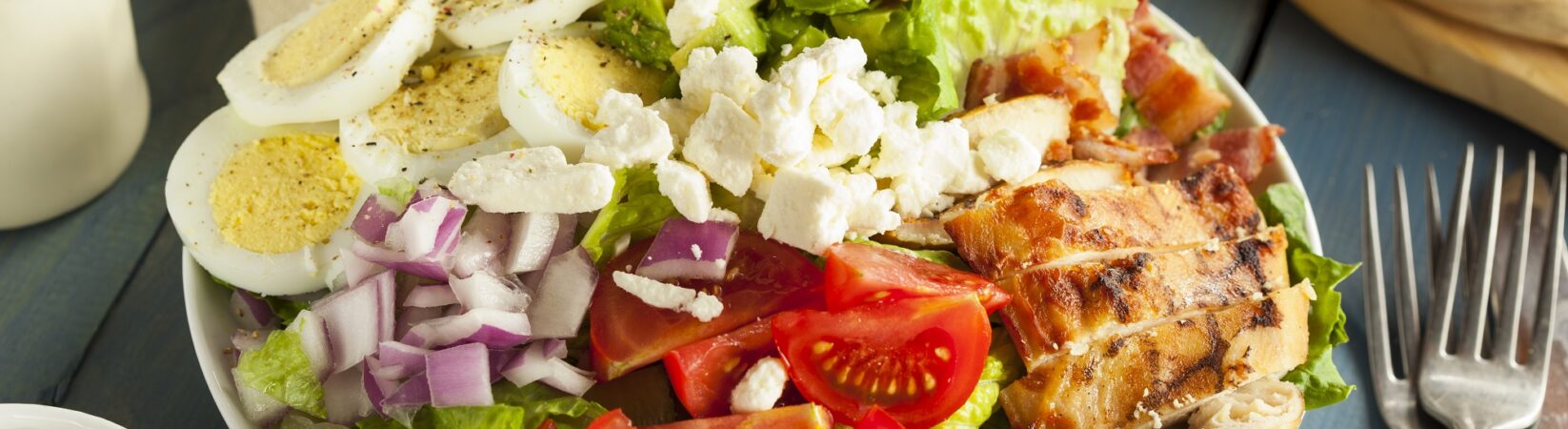 Salat mit Hähnchen, Tomaten, Zwiebel, Feta und Ei Salat mit Hähnchen, Tomaten, Zwiebel, Feta und Ei