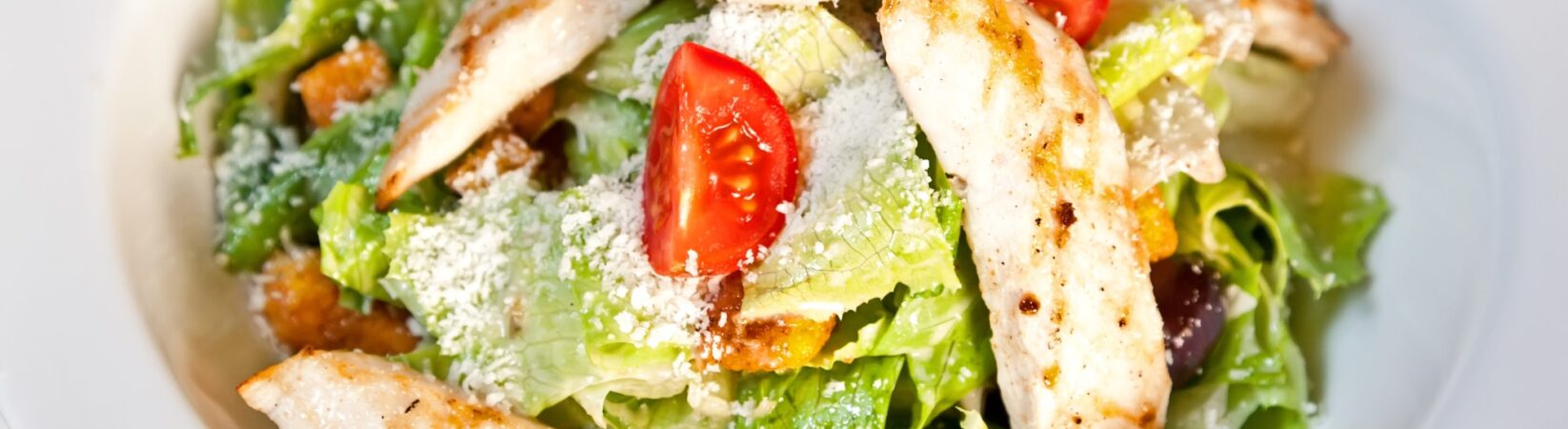 Scharfer Hähnchen-Tomaten-Salat mit Oliven Scharfer Hähnchen-Tomaten-Salat mit Oliven