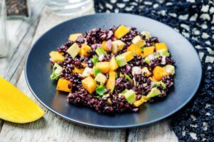 Schwarzer Reissalat mit Mango und Avocado