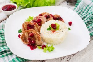 Schweinemedaillons mit Reis und Salat