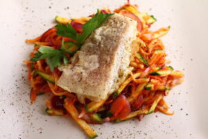 Kabeljaufilet mit Zucchini, Paprika und Tomate