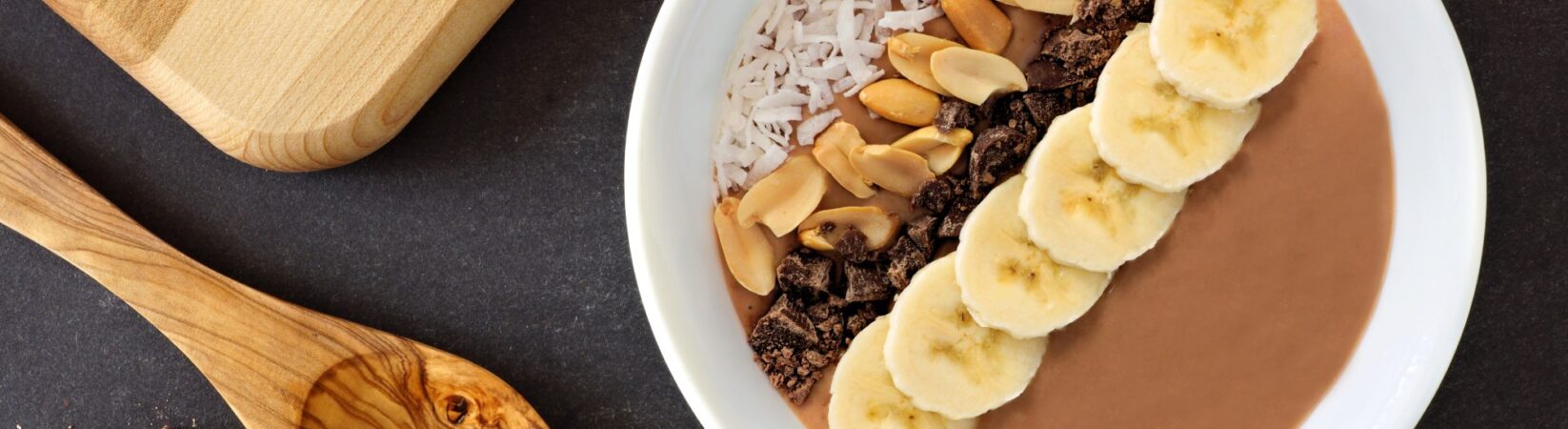 Smoothie Bowl mit Erdnussmus, Bananen und Kakao Smoothie Bowl mit Erdnussmus, Bananen und Kakao