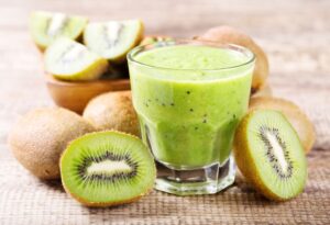 Smoothie mit Banane, Orange und Kiwi Smoothie mit Banane, Orange und Kiwi