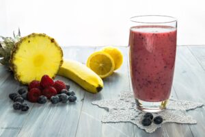 Smoothie mit Blaubeeren, Himbeeren, Banane und Ananas Smoothie mit Blaubeeren, Himbeeren, Banane und Ananas