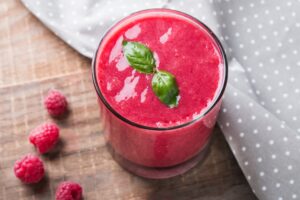 Smoothie mit Himbeeren, Banane und Cashewkernen