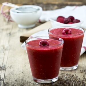 Smoothie mit Mango, Himbeeren und Mandeln
