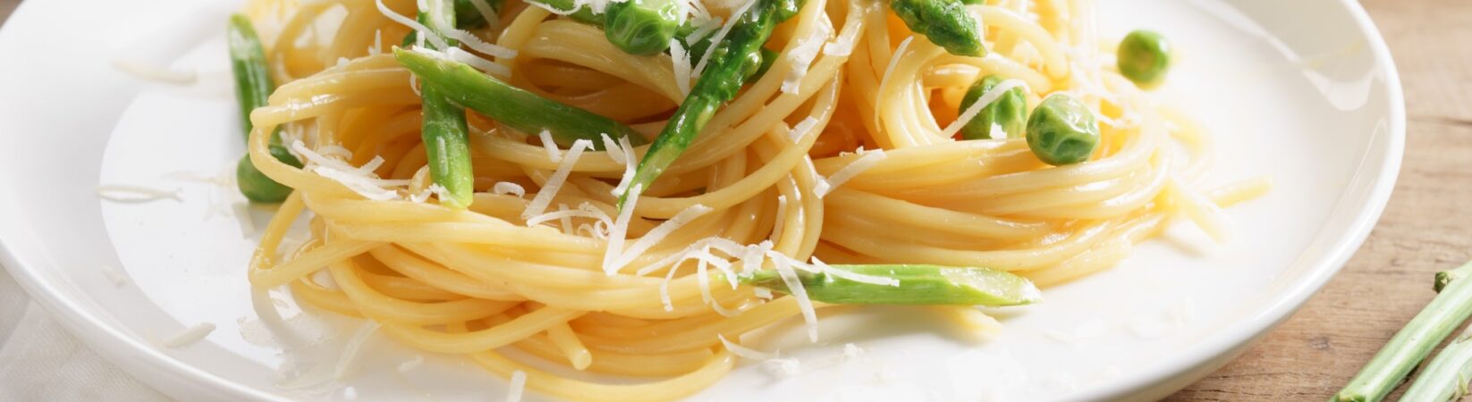 Spaghetti mit grünem Spargel, Erbsen und Parmesan Spaghetti mit grünem Spargel, Erbsen und Parmesan