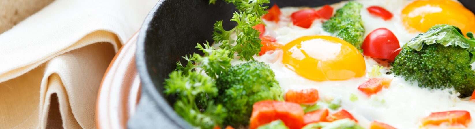 Spiegelei mit Brokkoli und Paprika Spiegelei mit Brokkoli und Paprika