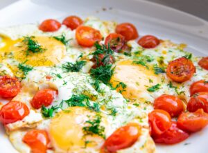 Spiegeleier mit Kirschtomaten