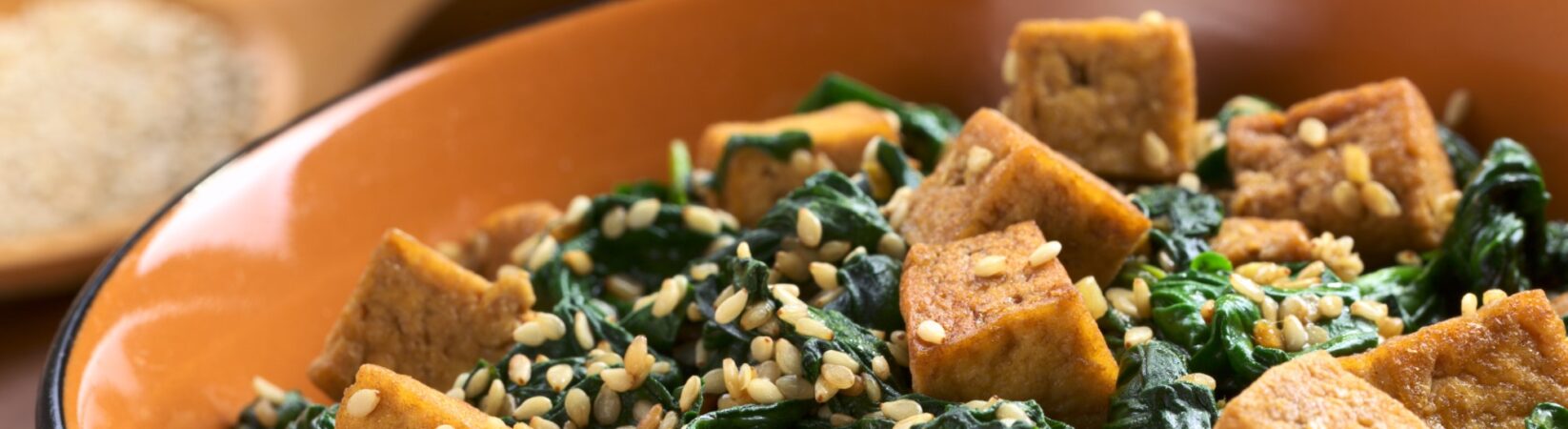 Spinat mit Sesam, Räuchertofu und Knoblauch Spinat mit Sesam, Räuchertofu und Knoblauch