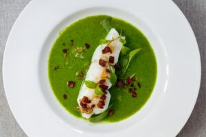 Spinatsuppe mit Kabeljau und Speckwürfeln