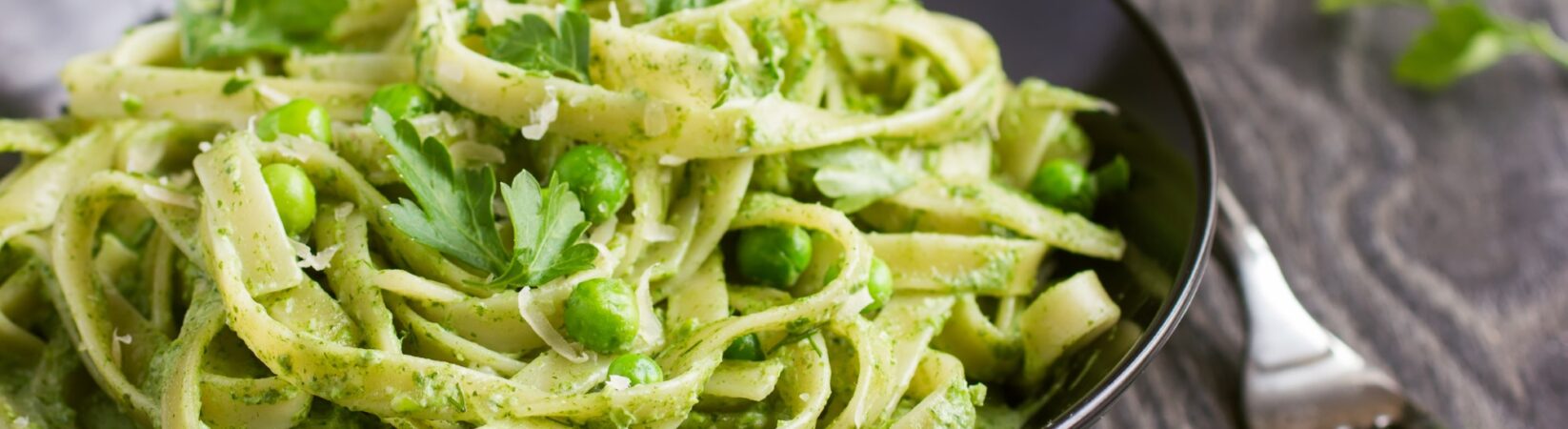 Tagliatelle mit Erbsen und Petersilienpesto Tagliatelle mit Erbsen und Petersilienpesto