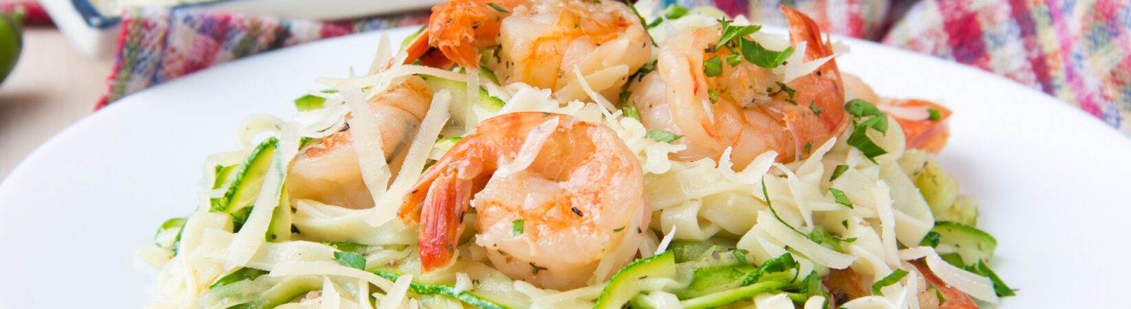 Tagliatelle mit Zucchini und Garnelen Tagliatelle mit Zucchini und Garnelen