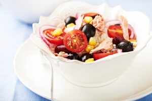 Thunfisch mit Reis, Oliven, Tomaten und Mais