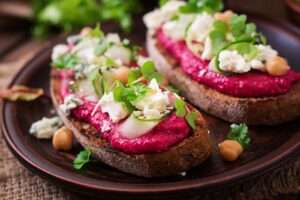 Vollkornbrot mit rote Bete-Humus und Feta Vollkornbrot mit rote Bete-Humus und Feta