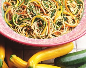 Vollkornspaghetti mit Zucchini- und Möhrenstreifen Vollkornspaghetti mit Zucchini- und Möhrenstreifen