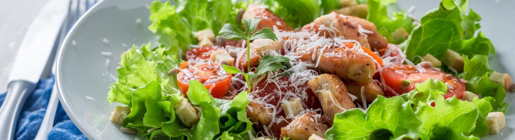 Warmer Salat mit Huhn, Tomaten und Parmesan Warmer Salat mit Huhn, Tomaten und Parmesan