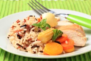 Wildreis mit Hühnchen, Möhren, Maiskölbchen und Brokkoli
