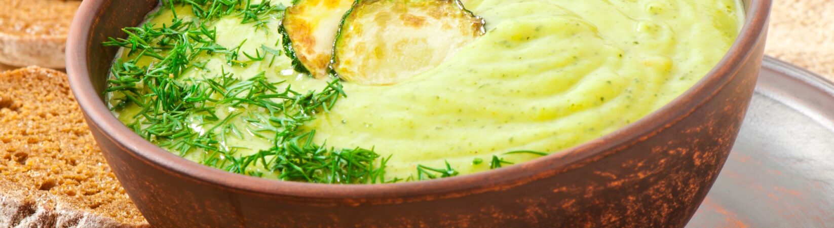 Zucchinisuppe mit Fenchel und Dillspitzen Zucchinisuppe mit Fenchel und Dillspitzen